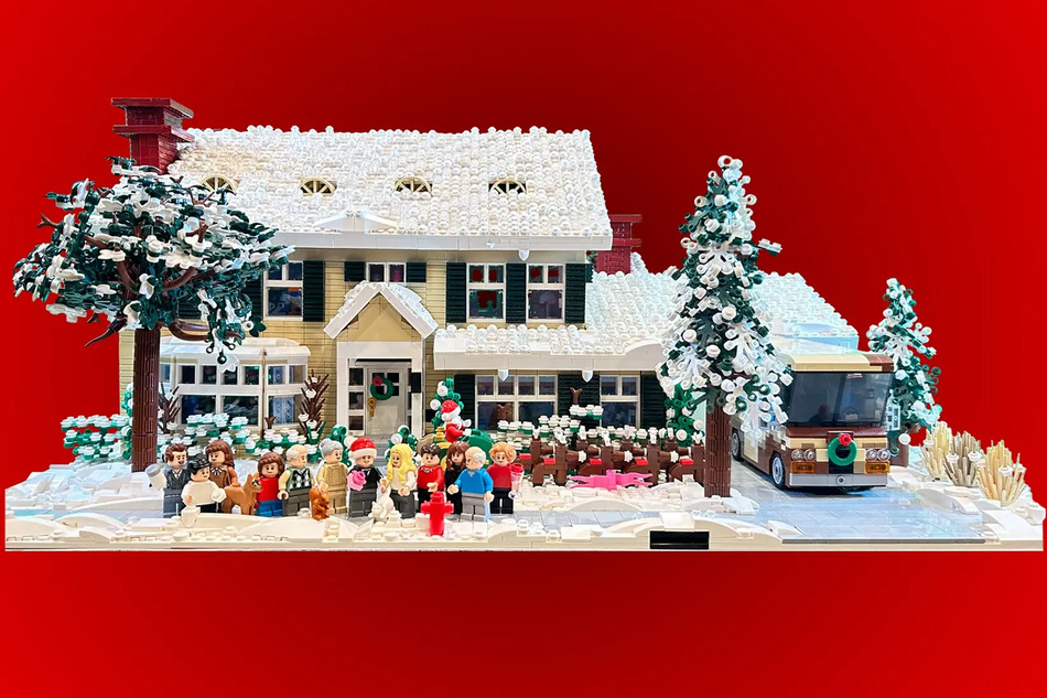 lego-ideas-the-griswold-family-christmas-house-achieves-10,000-supporters